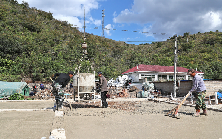 建昌縣八家子鎮(zhèn)前石門子村，村民家中的地面正在進(jìn)行平整。田嘉 攝